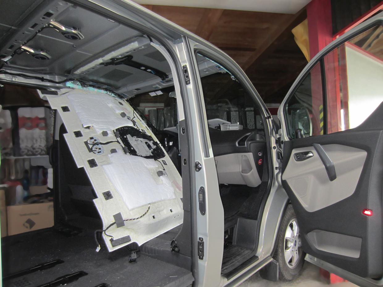06_Ford_Tourneo_Custom-roof