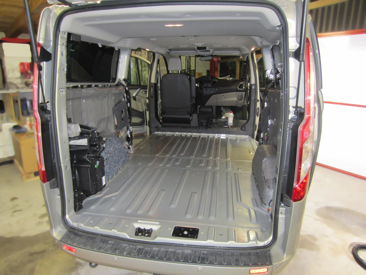 10_Ford_Tourneo_Custom-floor